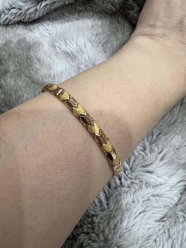 21 karat gold bangle
