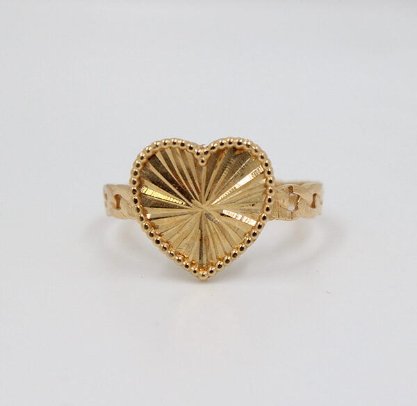 18 karat gold heart ring