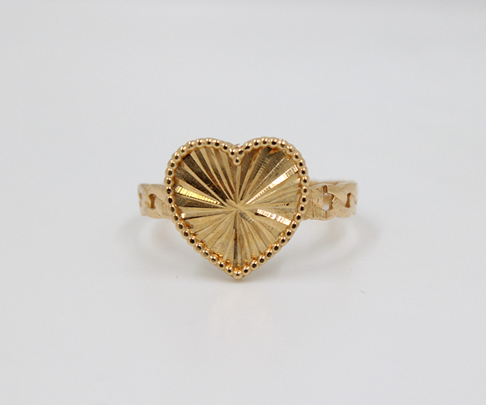 18k-gold-heart-ring-00