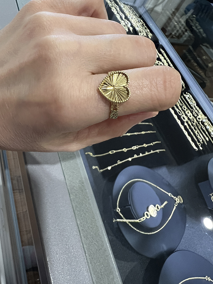 18k-gold-heart-ring-04