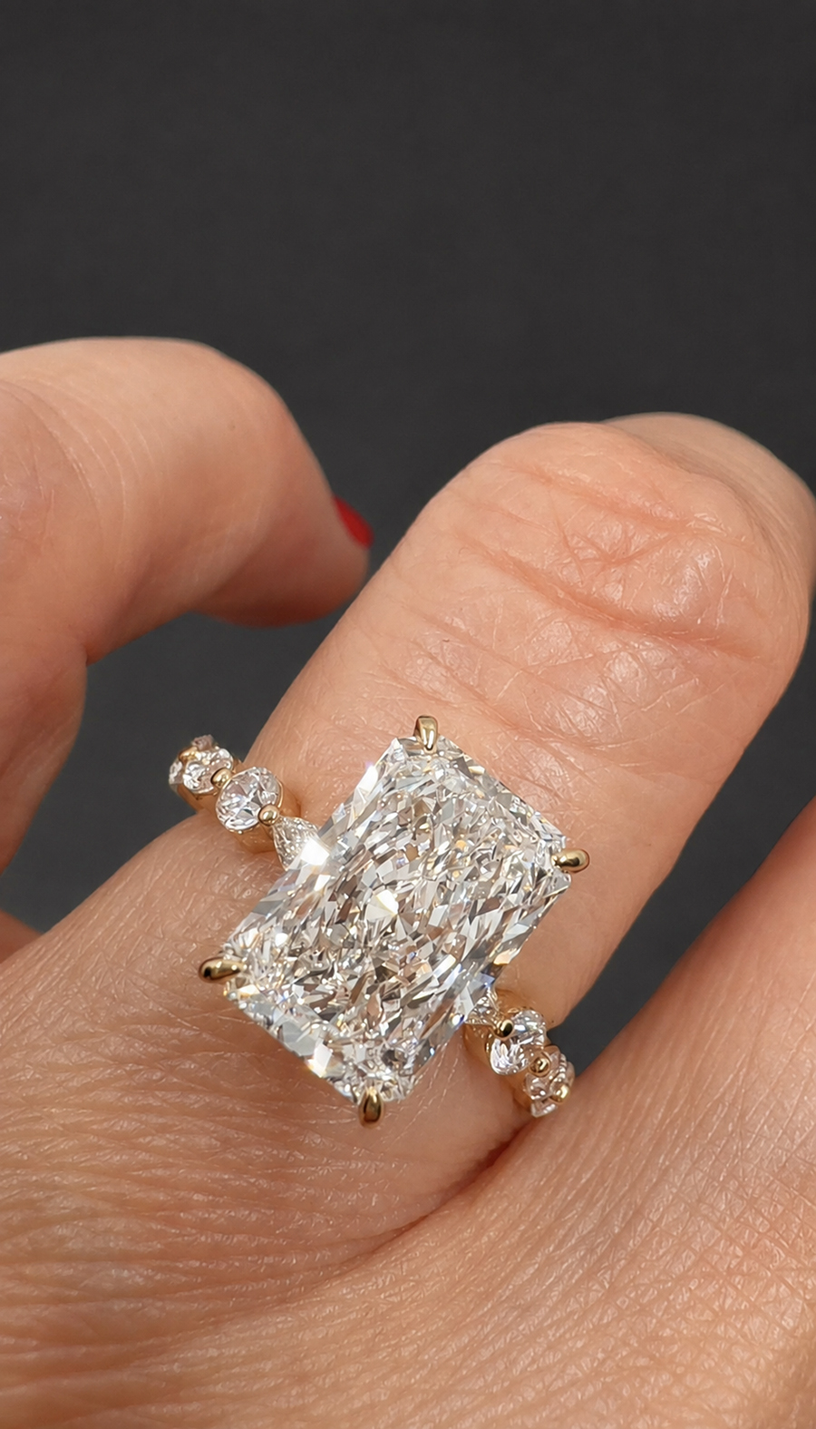 3-carat-radiant-cut-lab-grown-diamond-ring-010