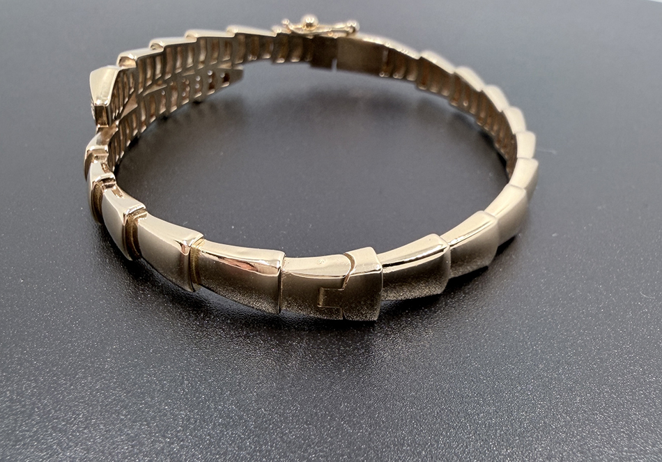 18K-Gold-Serpentine-Snake-Bangle-02