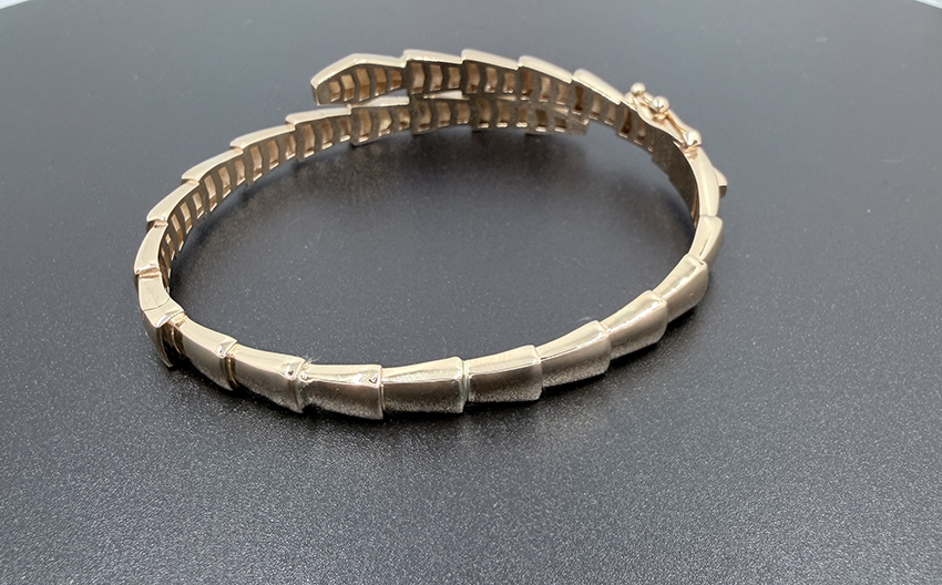 18k-gold-snake-serpentine-bangle-09