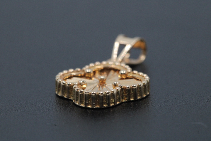 flower-18k-gold-pendant-01