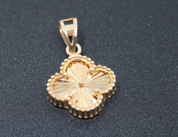 flower-18k-gold-pendant-03 flower-18k-gold-pendant